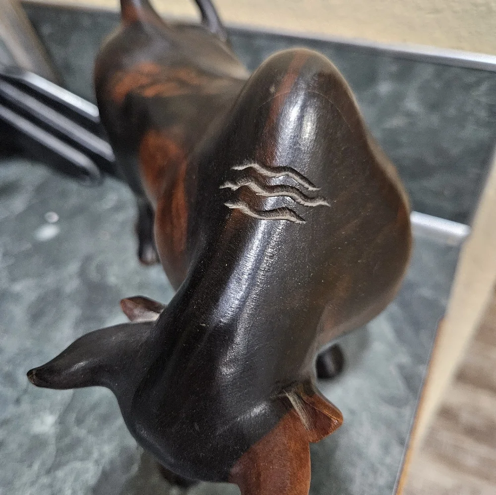 Handcrafted wooden Bull from the Phillipines - Picture 5 of 8